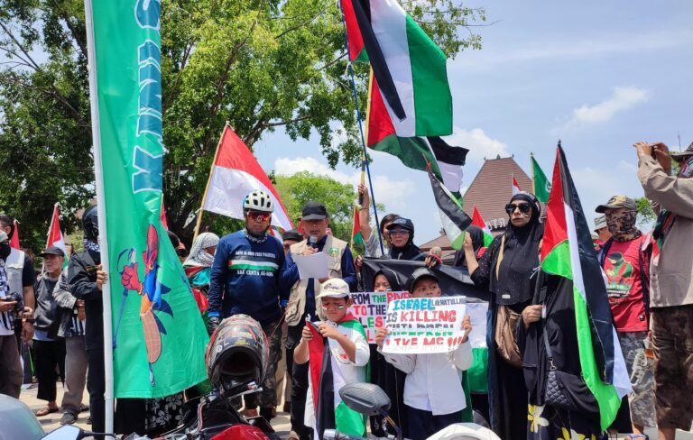 Ribuan Warga Soloraya Gelar Aksi Bela Palestina, Serukan Boikot Produk Pro Israel