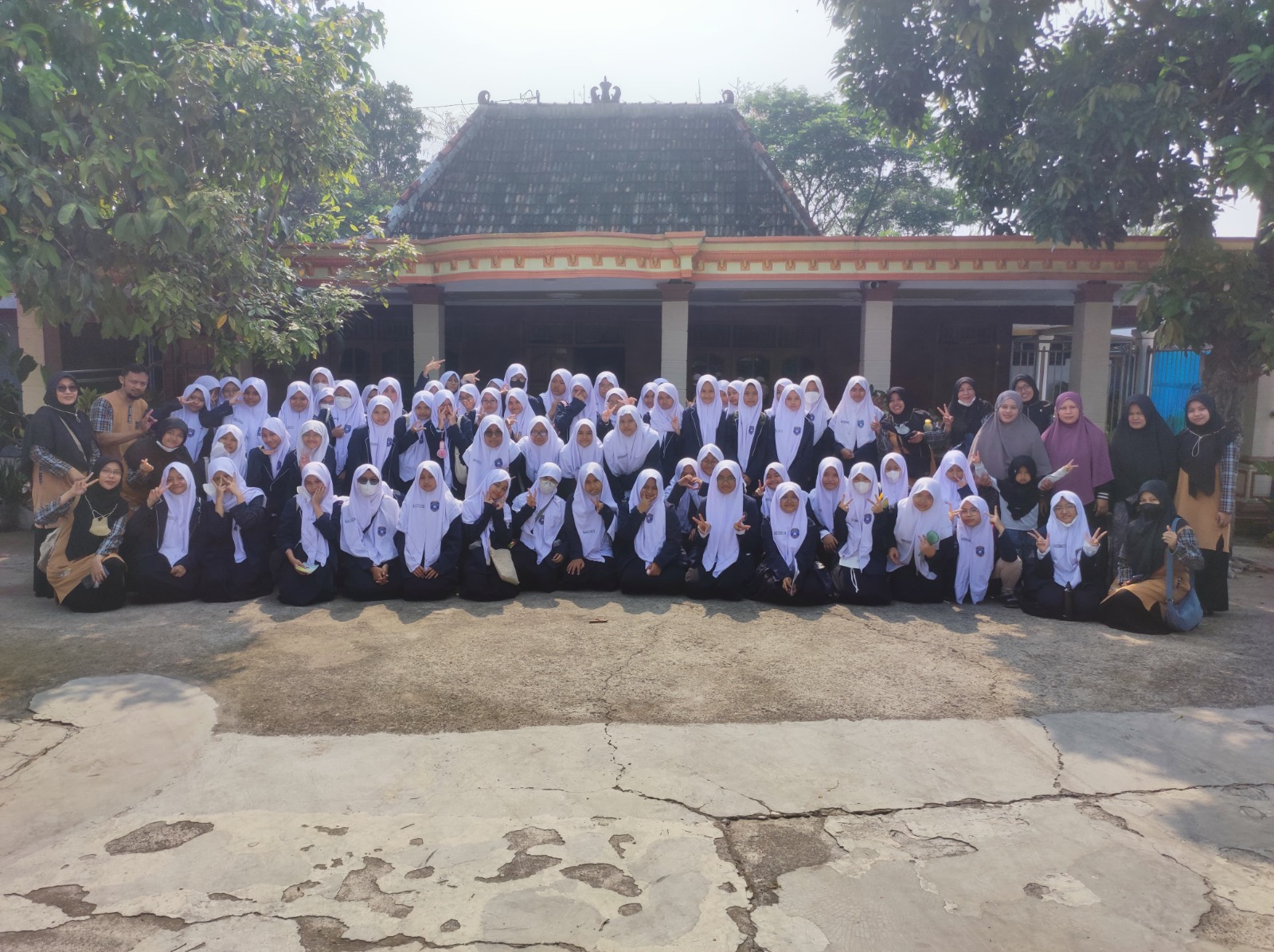 Belajar Kearifan Lokal, Siswa SMP Muhammadiyah PK Home Stay di Desa