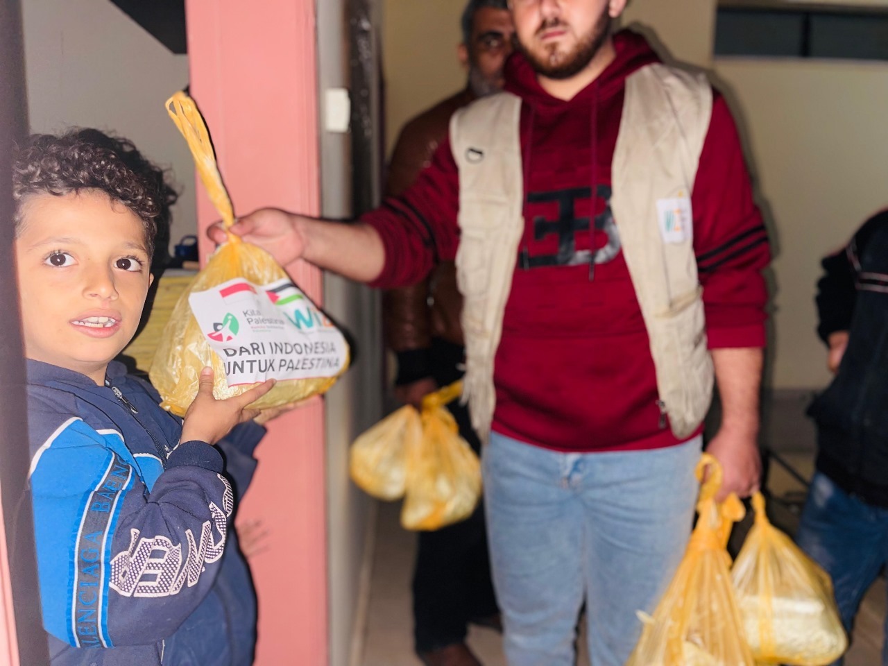 Dapur Umum KITA Palestina dan Laznas WIZ Bagikan Ribuan Porsi Makanan Siap Saji di Khan Yunis Gaza Selatan
