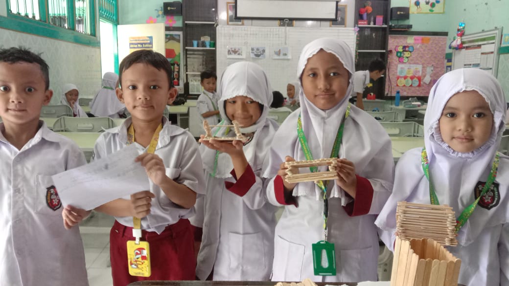 Murid-Murid Kelas 1 SD Islam Terpadu Nur Hidayah Solo Ekspresikan Kreativitasnya Melalui Hasta Karya