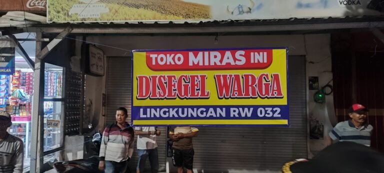 Melanggar Aturan Agama dan Negara, Warga Segel Toko Miras di Jember