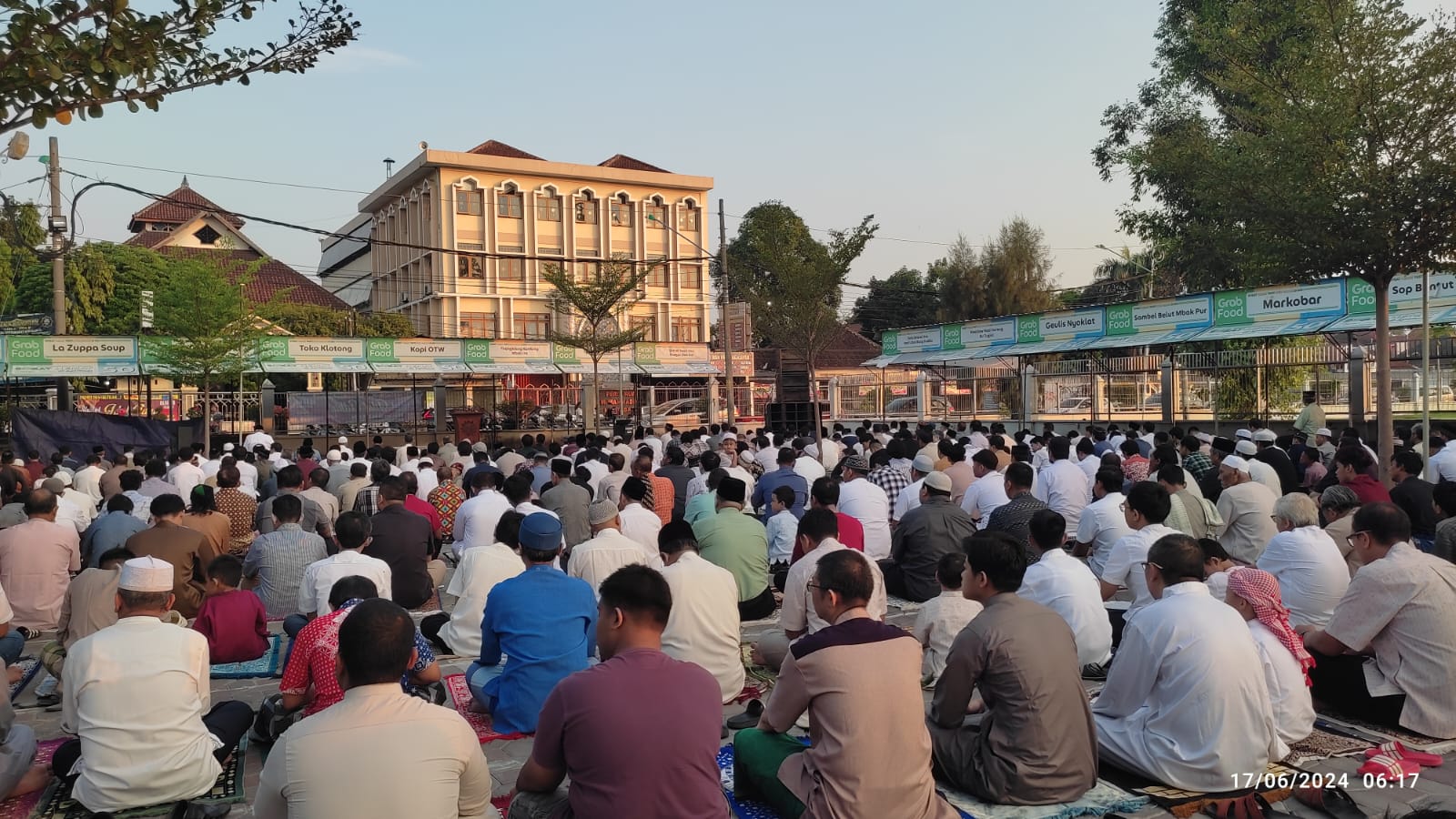 Suasana Sholat Idul Adha di Taman Parkir Kottabarat Solo