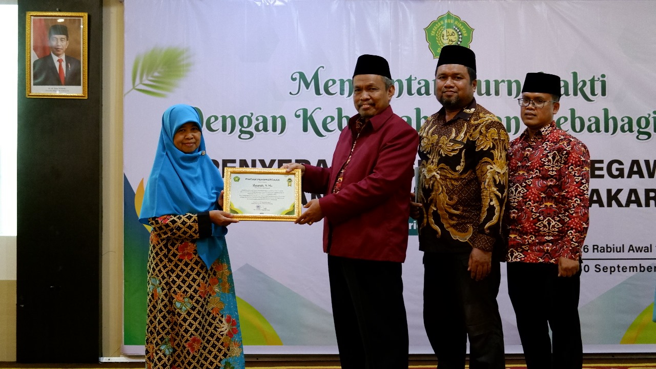 Penyerahan SK Pensiun Pegawai Yayasan Nur hidayah Surakarta