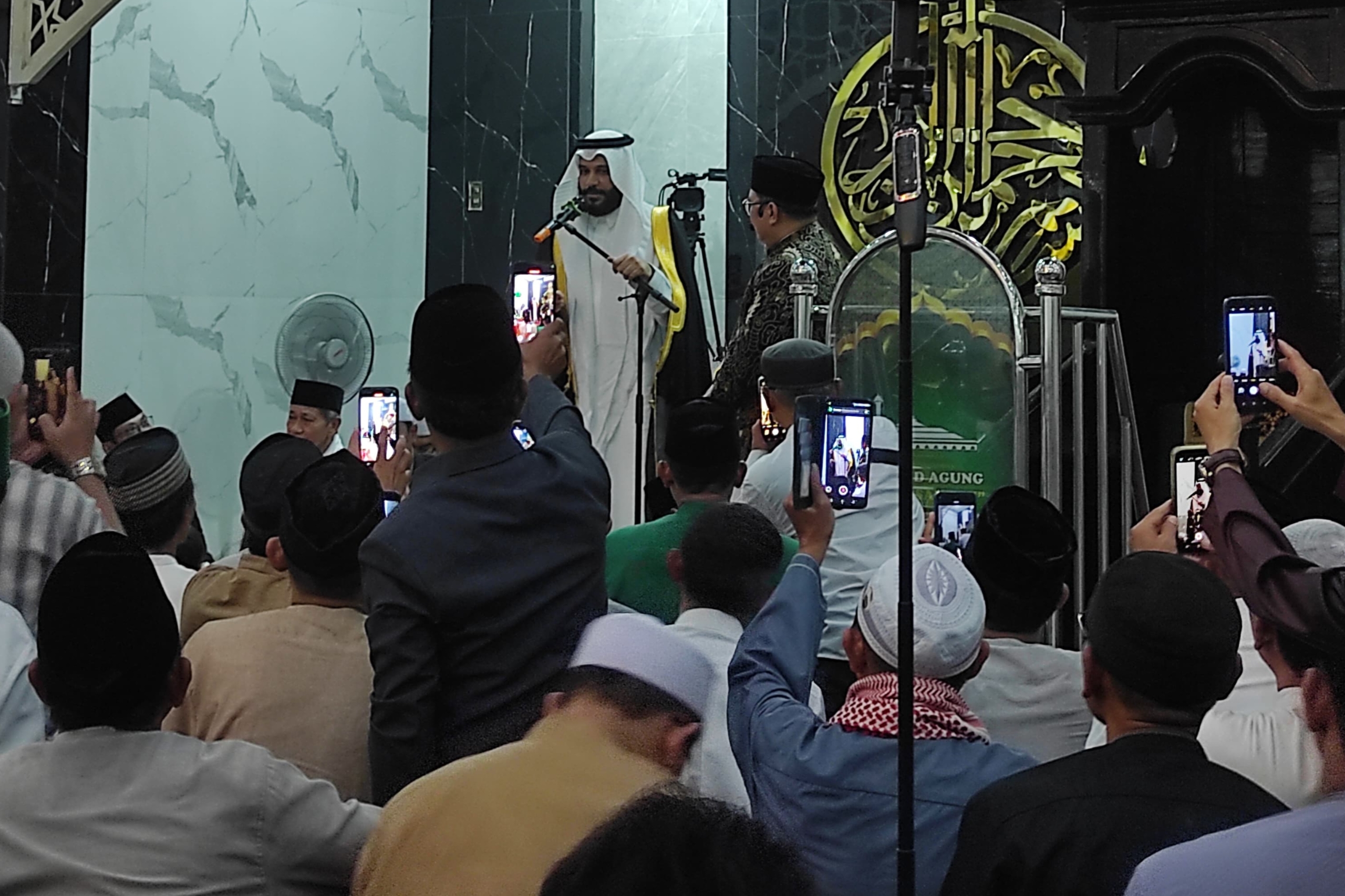 Syeikh Abdurrahman Al-Ausy Imami Shalat Tarawih di Kota Serang, Jamaah Penuhi Masjid Agung Ats Tsauroh