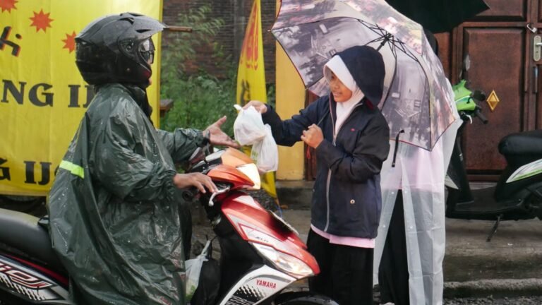 SD Muhammadiyah Palur Bagi Ribuan Takjil kepada Pengguna Jalan