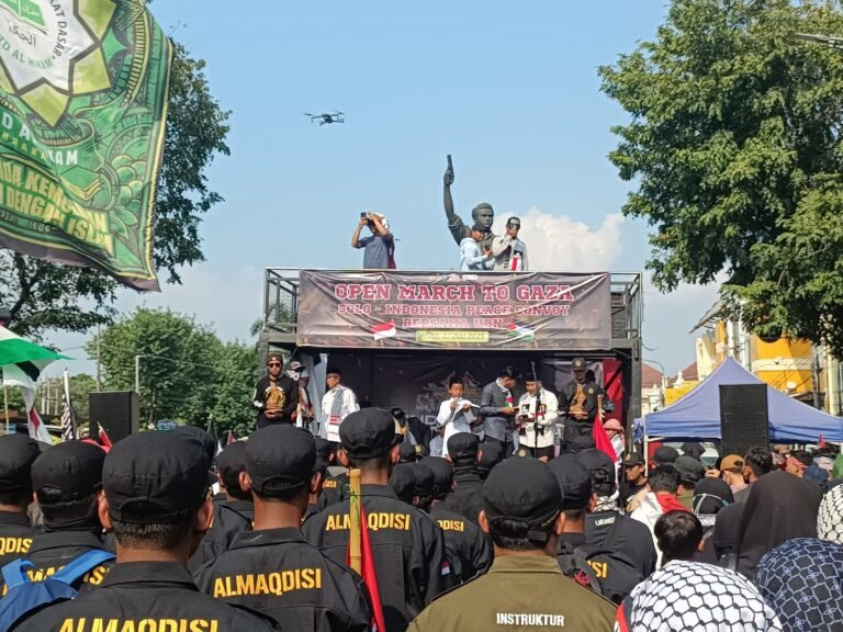 Solo Bangkit untuk Gaza: Ribuan Warga Long March Bela Palestina, Desak Sanksi Global untuk Israel