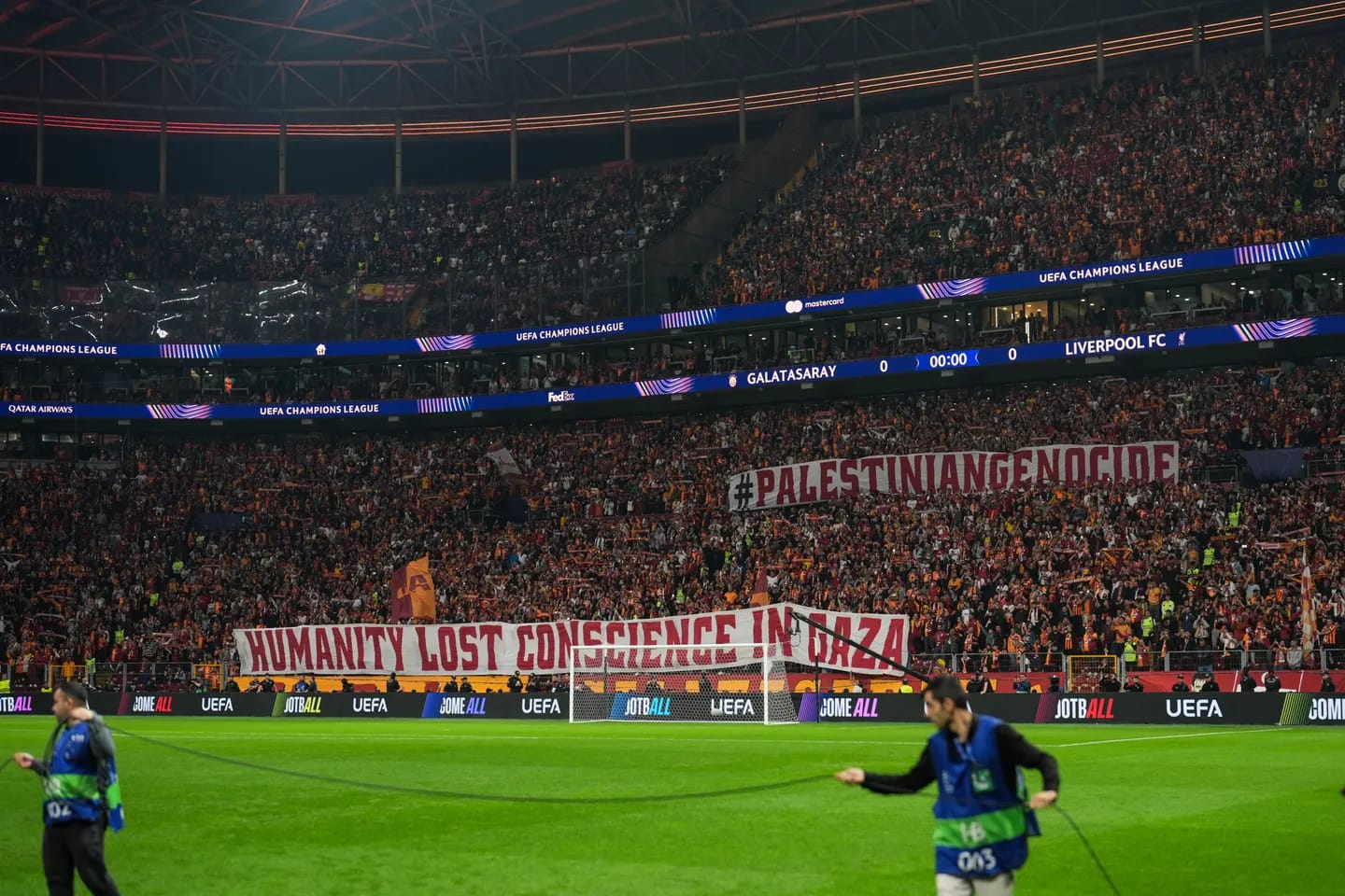 Suporter Galatasaray Bentangkan Spanduk Solidaritas untuk Palestina saat Lawan Liverpool