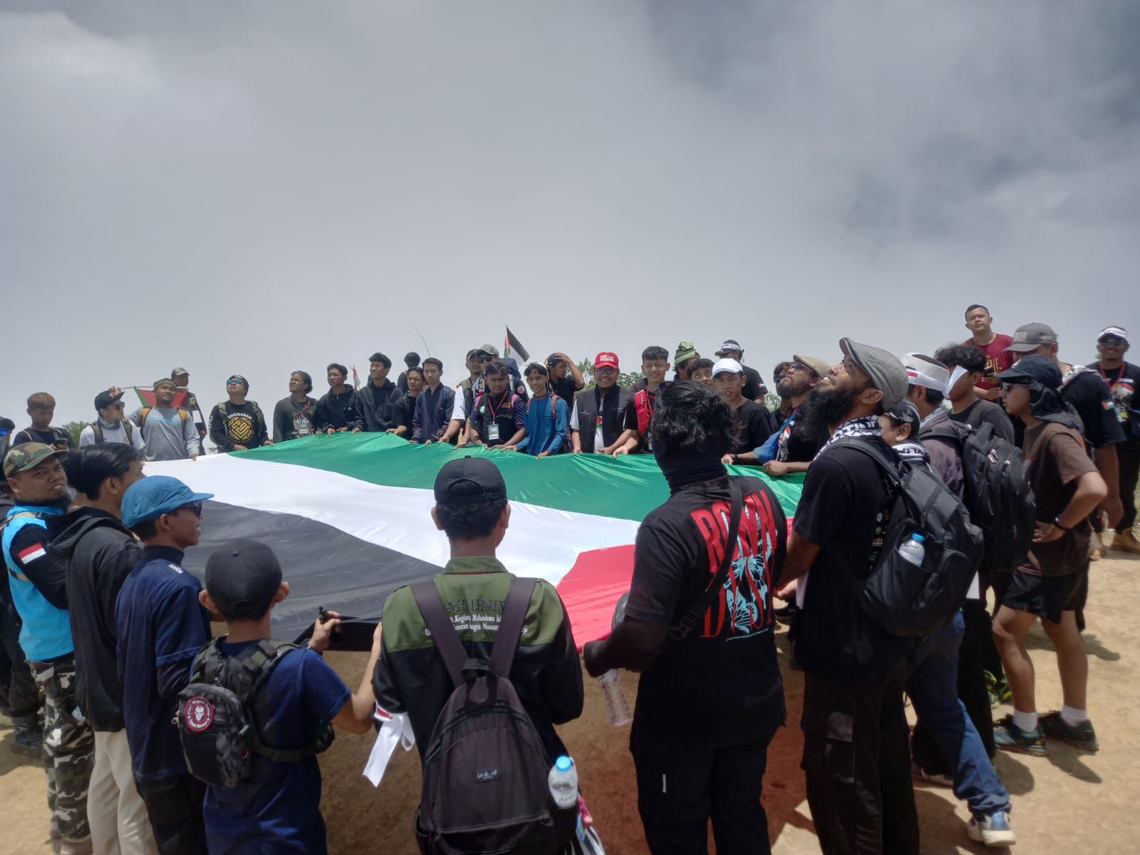 Pendakian For Palestina: 130 Peserta Kibarkan Bendera Merah Putih dan Palestina di Puncak Gunung Andong