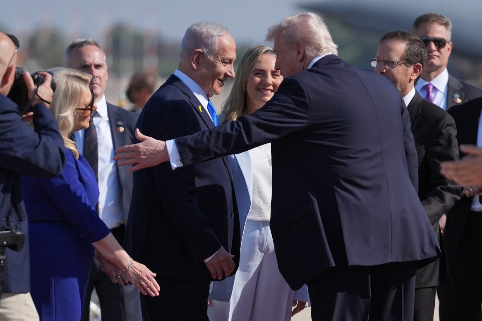 Trump: AS atau Israel Bisa Bertindak Jika Hamas Tak Serahkan Senjatanya