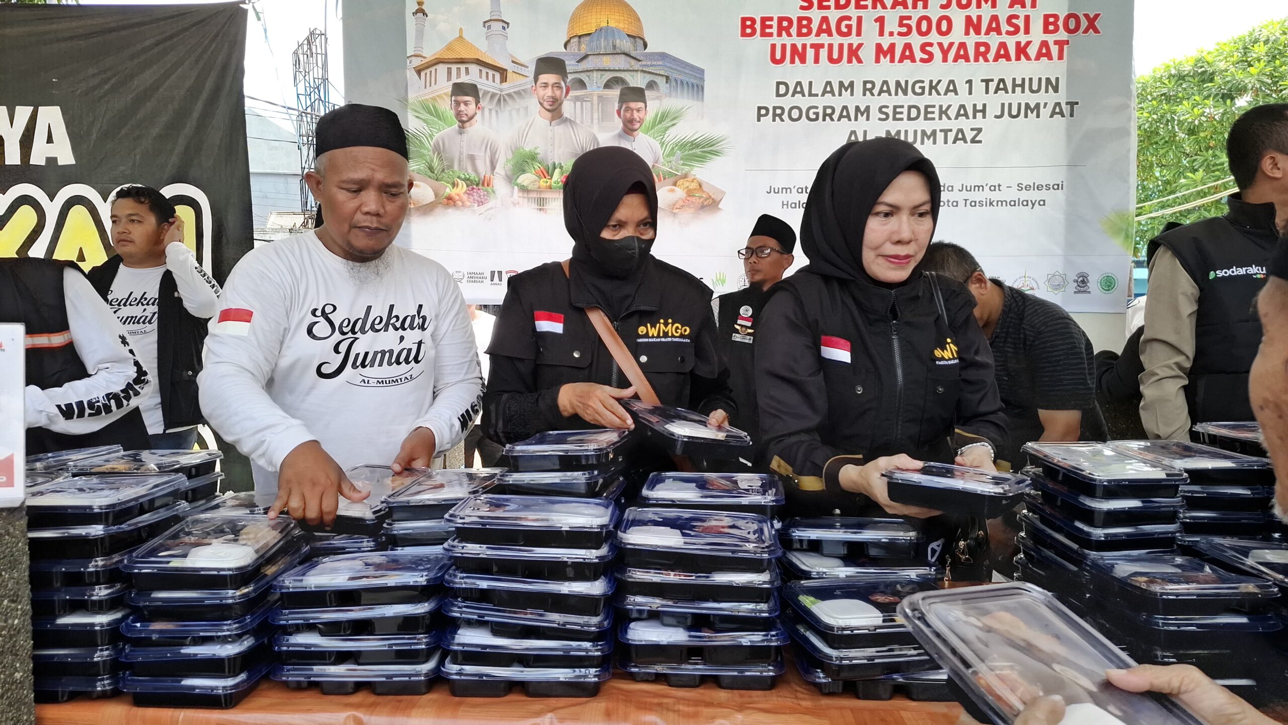 Tasyakuran Satu Tahun Program Sedekah Jum’at, Al-Mumtaz Bagikan 1.800 Nasi Box untuk Masyarakat Kota Tasikmalaya