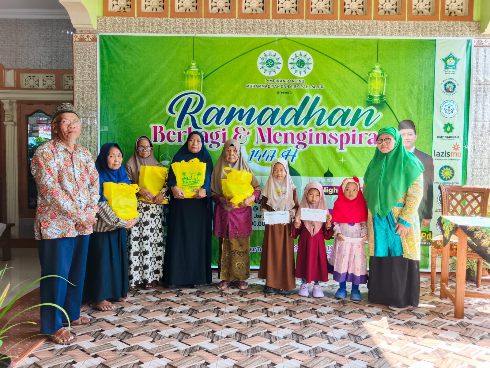 Muhammadiyah dan Aisyiyah Palur Salurkan Bingkisan untuk 525 Dhuafa dan Anak Yatim