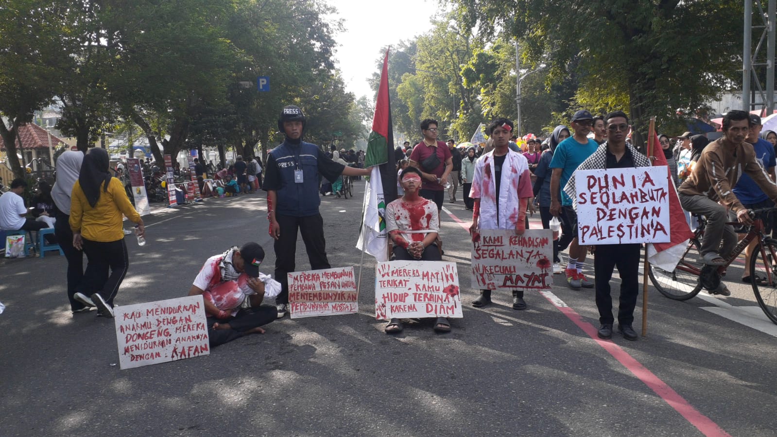 Solo Peace Convoy Gelar Aksi Teatrikal di CFD, Suarakan Kepedulian untuk Palestina