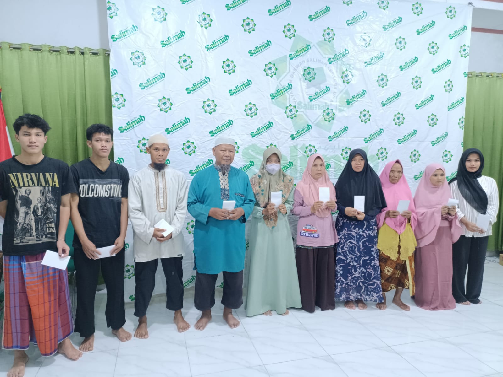 Tebar Kepedulian, YDSLU Salurkan Santunan untuk Yatim dan Dhuafa