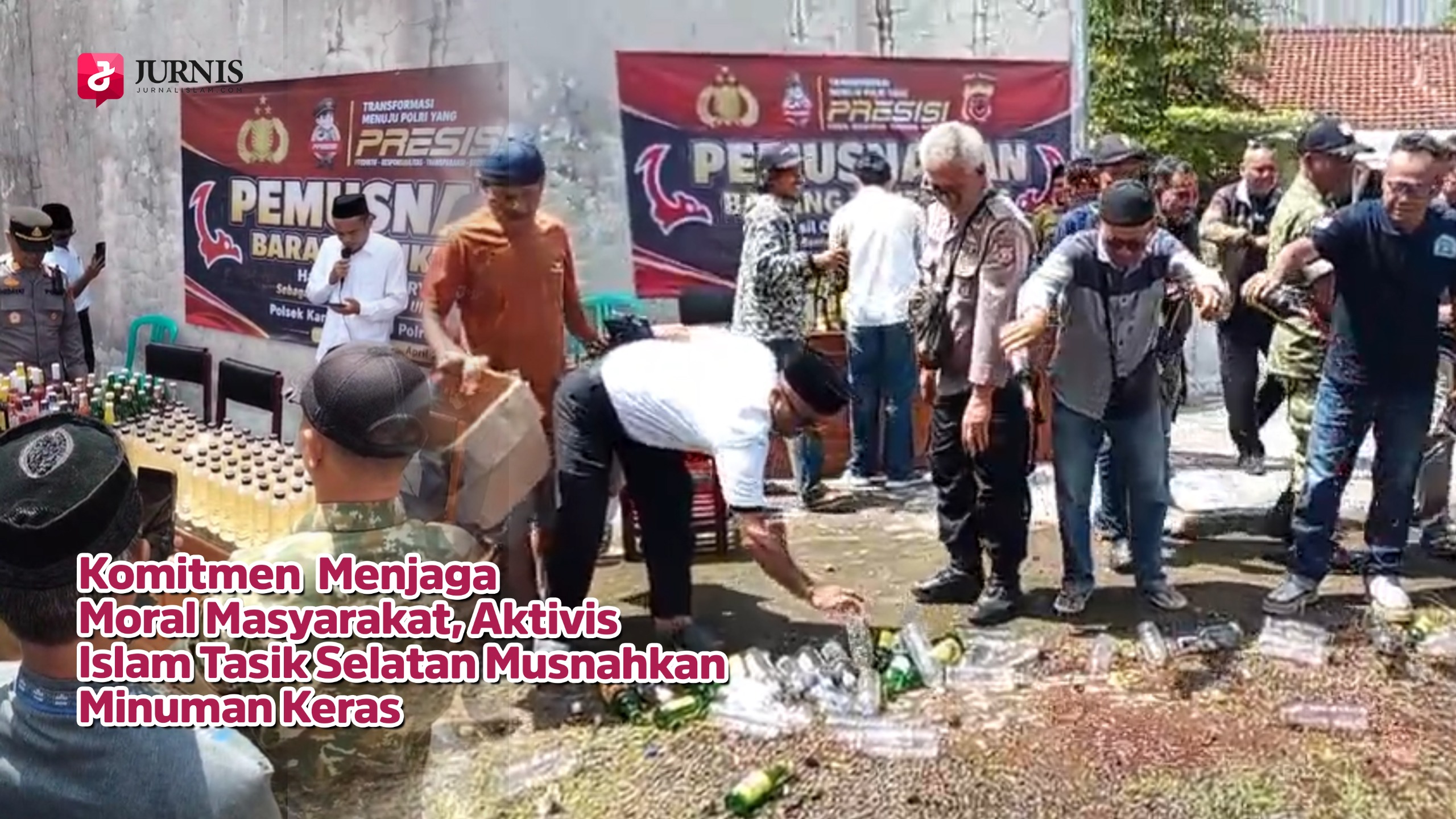 Komitmen Menjaga Moral Masyarakat, Aktivis Islam Tasik Selatan Musnahkan Minuman Keras