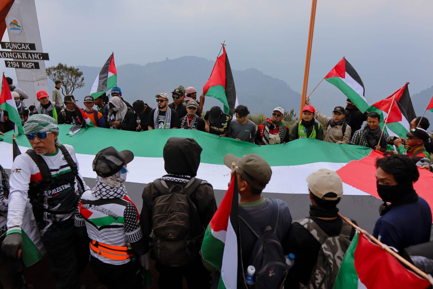 Lebih dari 200 Pendaki Ikuti “Pendakian For Palestine” di Bukit Mongkrang