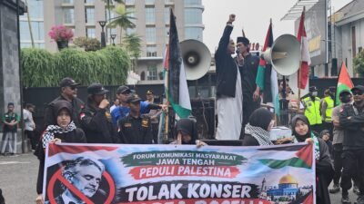 Gelar Aksi Damai di Mapolda Jateng, Forum Masyarakat Jateng Peduli Palestina, Desak Konser Andrea Bocelli Dibatalkan