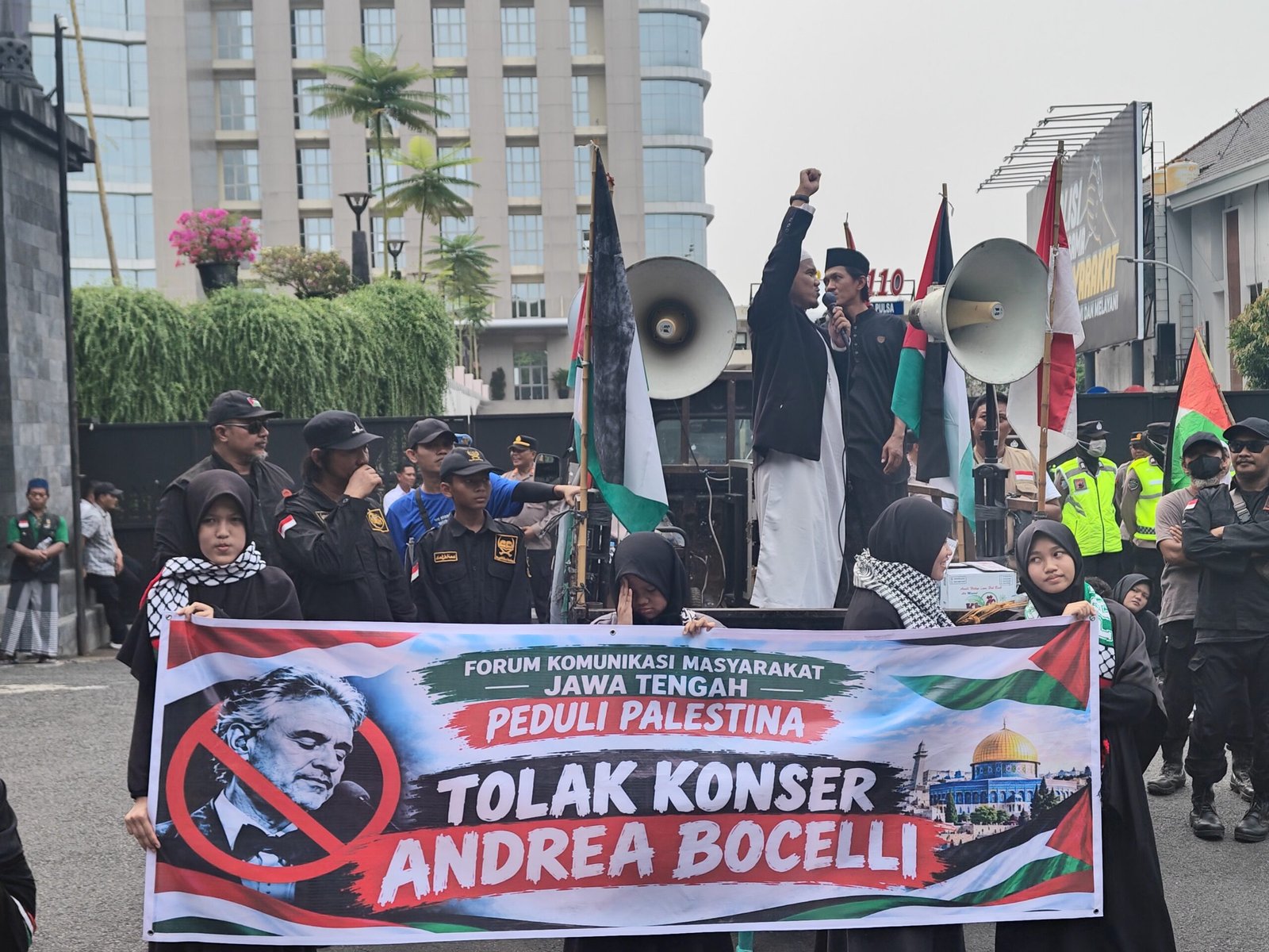 Gelar Aksi Damai di Mapolda Jateng, Forum Masyarakat Jateng Peduli Palestina, Desak Konser Andrea Bocelli Dibatalkan